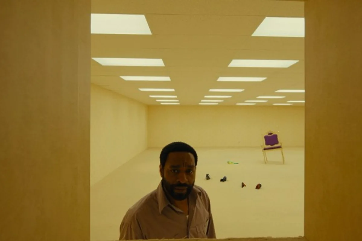 Clark, interprété par Chiwetel Ejiofor, découvre un vaste espace jaune aux salles apparemment infinies dans Backrooms