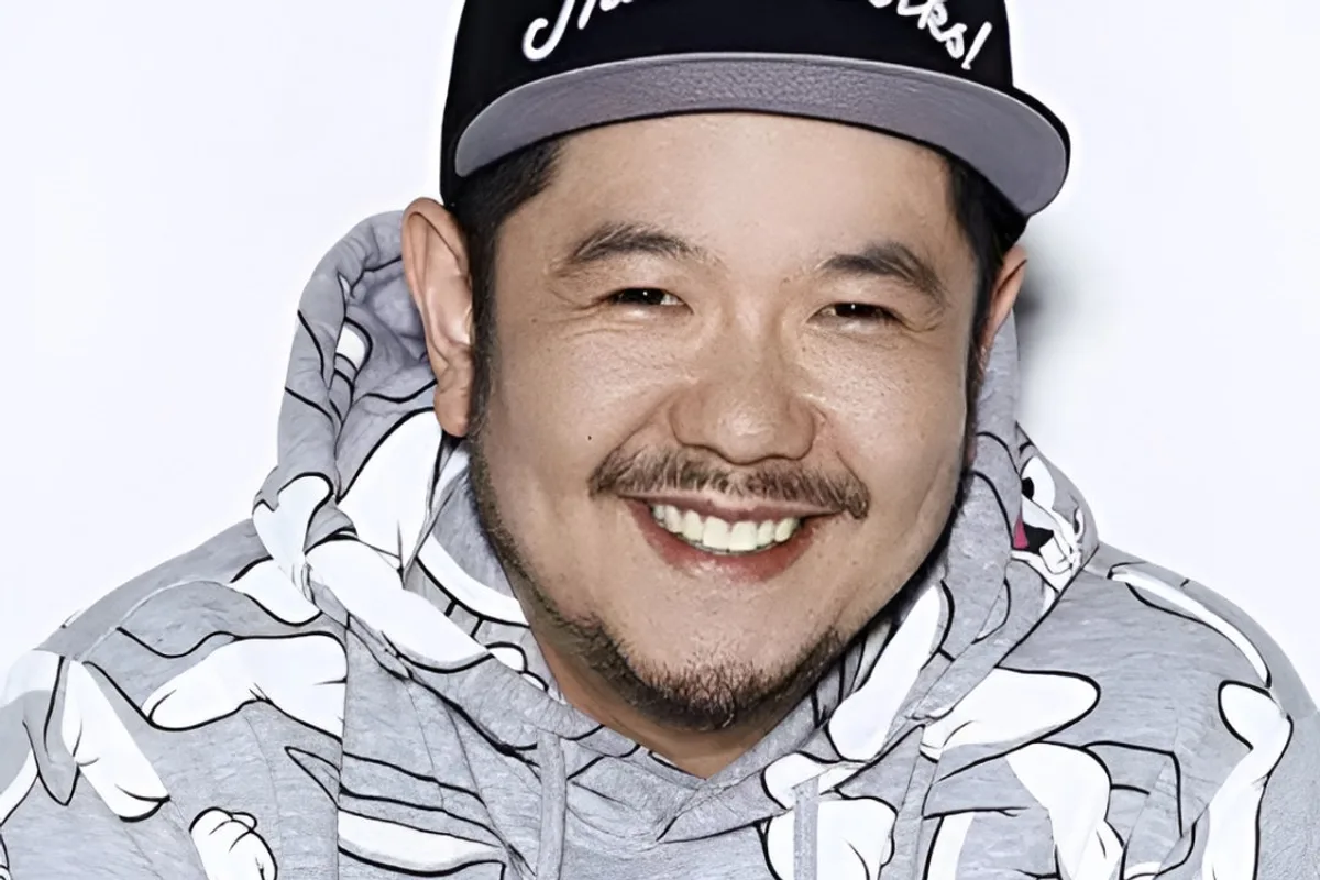 Eric Bauza porte un sweat Bugs Bunny et une casquette portant la célèbre formule That's All Folks
