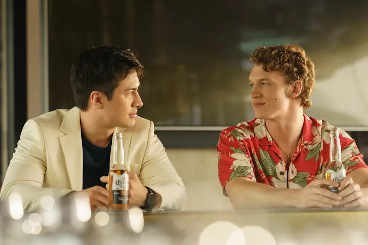 Shane et Ilya assis ensemble dans un bar, scène de la première saison de Heated Rivalry