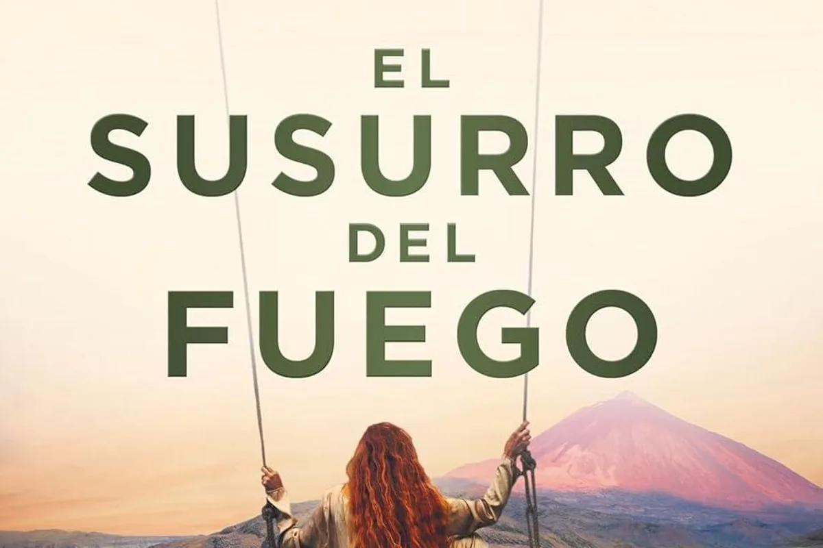 Couverture du roman El susurro del fuego de Javier Castillo, montrant une jeune femme sur une balançoire devant un paysage volcanique