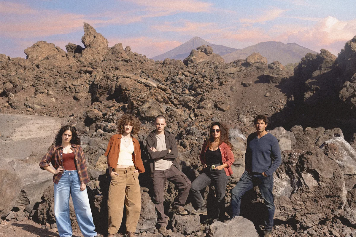 Les acteurs de la nouvelle mini-série Netflix réunis devant les formations volcaniques du Teide