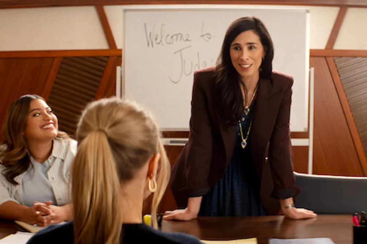 Sarah Silverman et d'autres interprètes lors d'une scène de la saison 3 de Nobody Wants This
