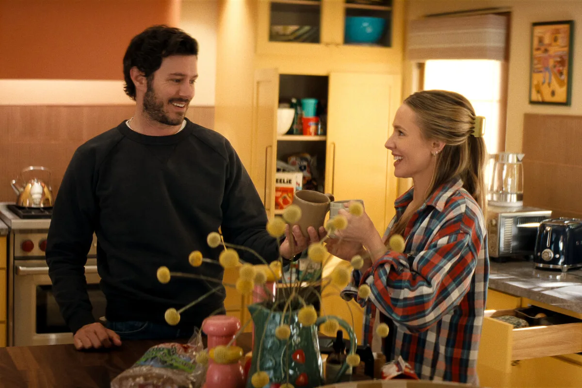 Joanne et Noah échangent des regards dans leur cuisine dans la nouvelle saison de Nobody Wants This