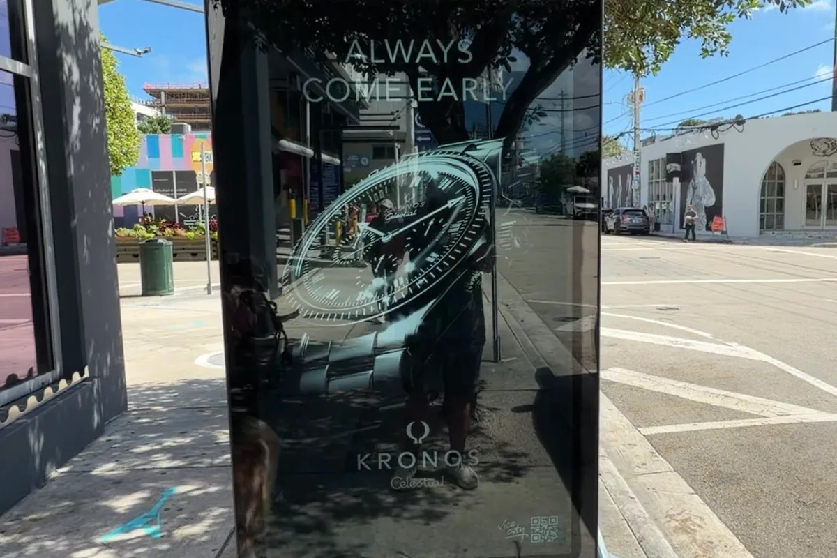 Publicité pour la montre fictive Kronos Celestial affichée sur une borne numérique à Wynwood