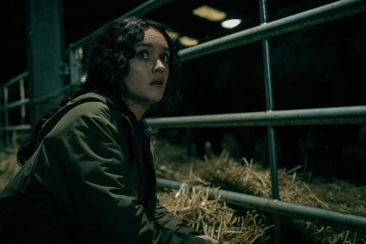 Sid Baker, interprétée par Olivia Cooke, se cache dans une grange pendant la sixième saison de Slow Horses