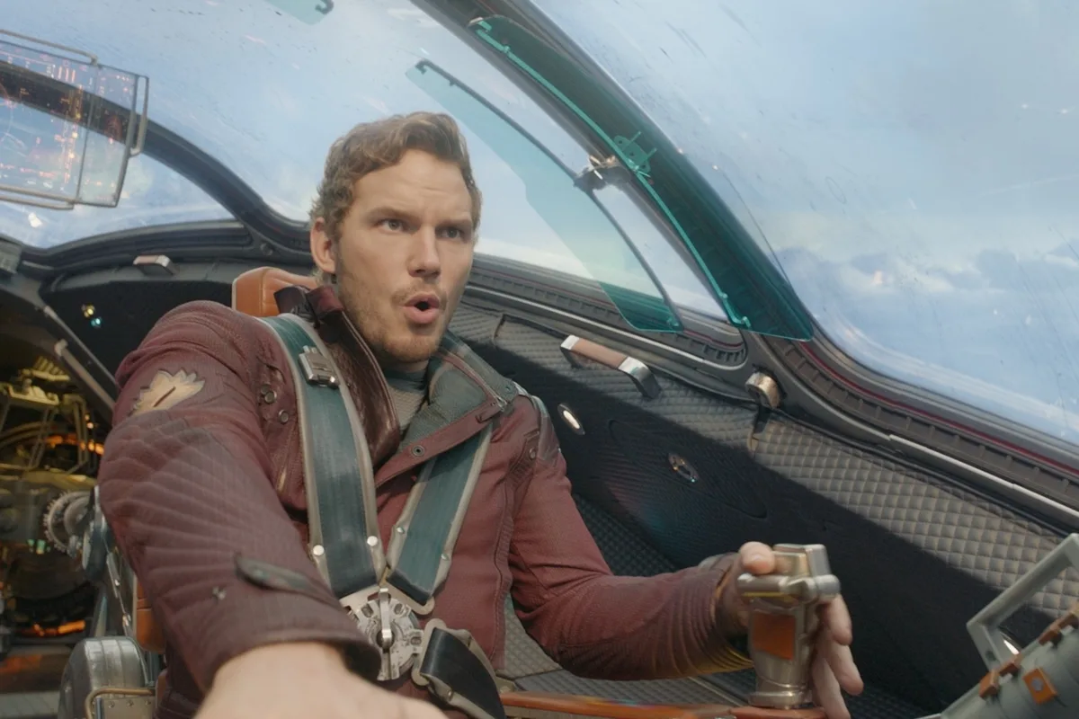 Star-Lord installé aux commandes de son vaisseau dans une scène du premier film Les Gardiens de la Galaxie