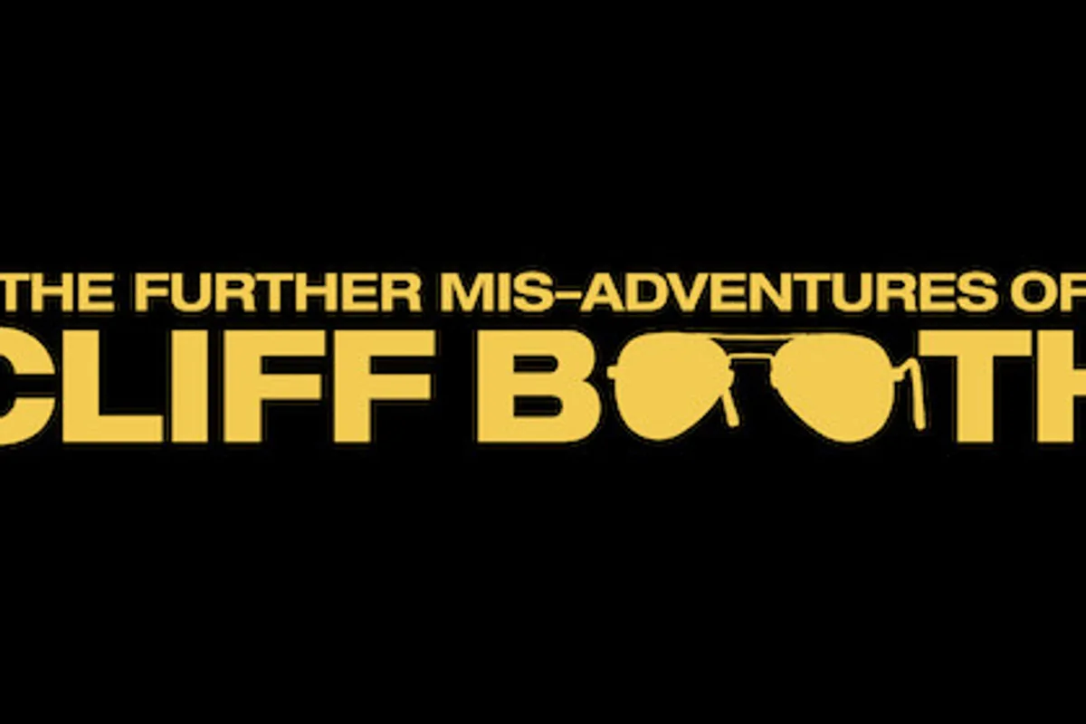 Logo officiel de The Further Mis-Adventures of Cliff Booth avec des lettres jaunes sur fond noir et des lunettes de soleil dans le titre