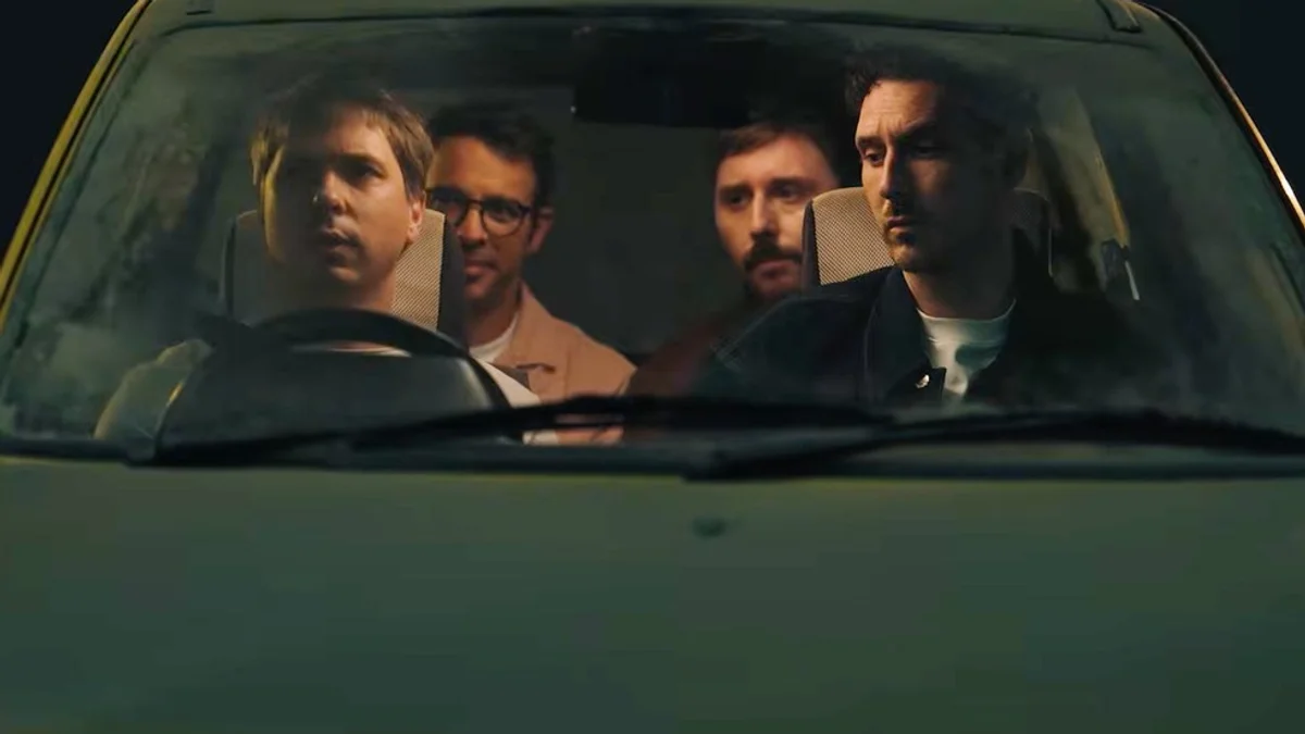 The Inbetweeners 3 est lancé chez Netflix, et même la vieille Fiat jaune est de retour