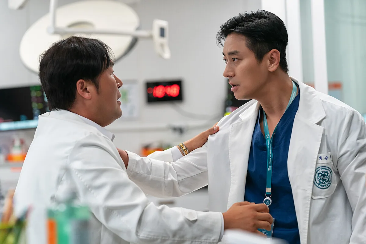 Baek Kang-hyuk et Han Yu-rim dans une scène de The Trauma Code Heroes on Call