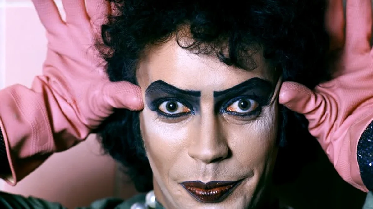 Tim Curry est mort à 80 ans, et le cinéma perd l'un de ses plus grands excentriques