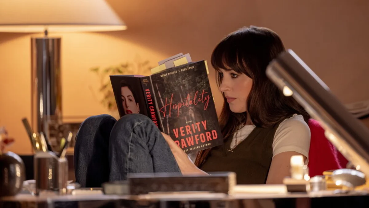 Verity : Anne Hathaway et Dakota Johnson séduisent les lecteurs, mais le box-office décroche